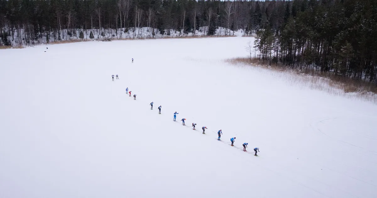 REPORTAAŽ ⟩ Üle igava järvejää kulgenud maratonisuusatajad ajasid kalamehed jalule