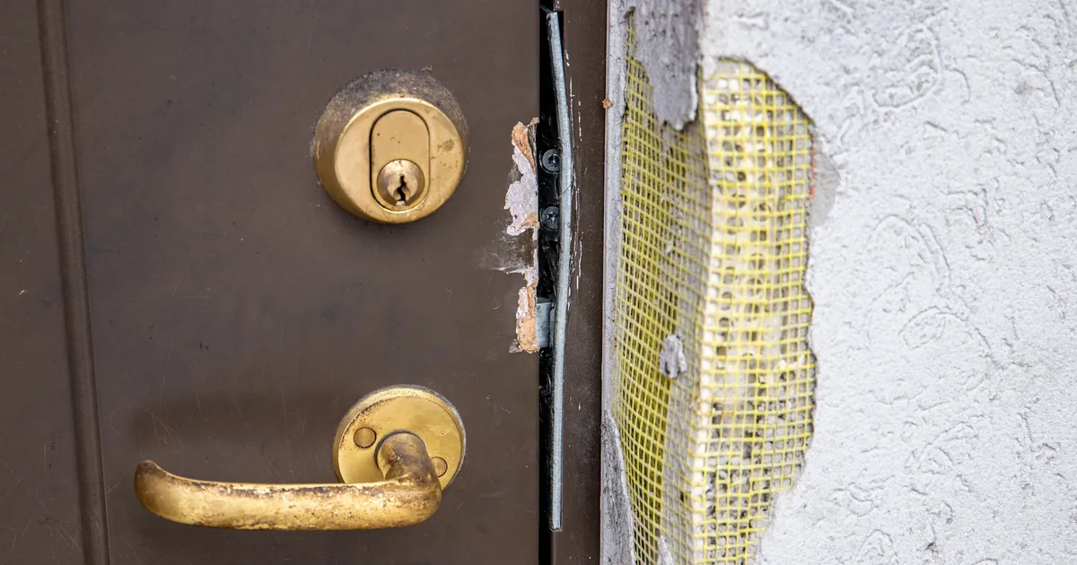 Purjus naine tungis Jõgevamaal endise elukaaslase majja, Tartus lõi mees naist näkku