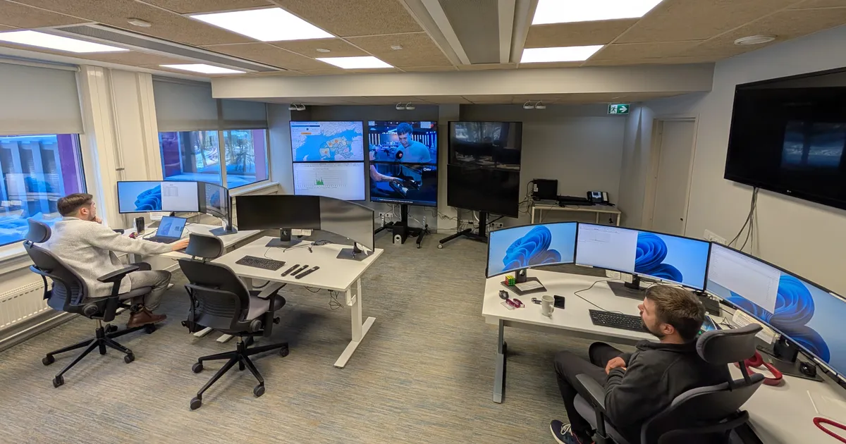 Digitaalne närvikeskus Sõpruse puiesteel: kuidas paari inimesega terve Eesti võrgul silma peal hoitakse