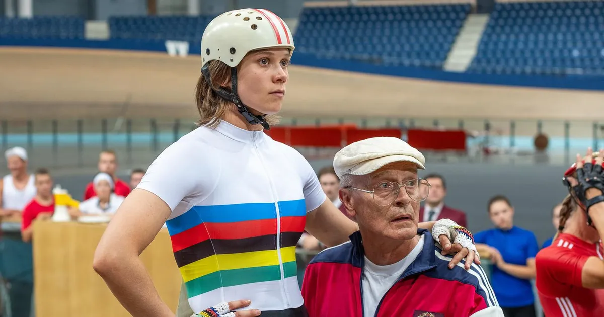 ARVUSTUS ⟩ «Meie Erika»: pedaalidega eluloo-manna või midagi enamat?