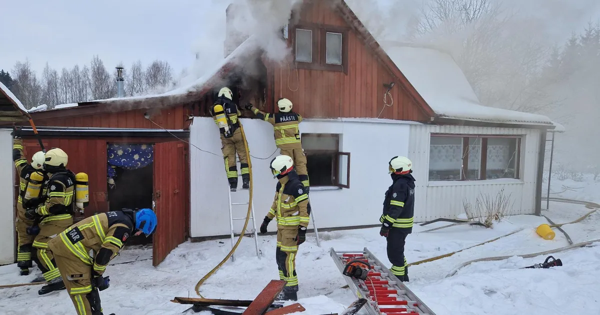 FOTOD ⟩ Tartu vallas käib põleva maja kustutamine