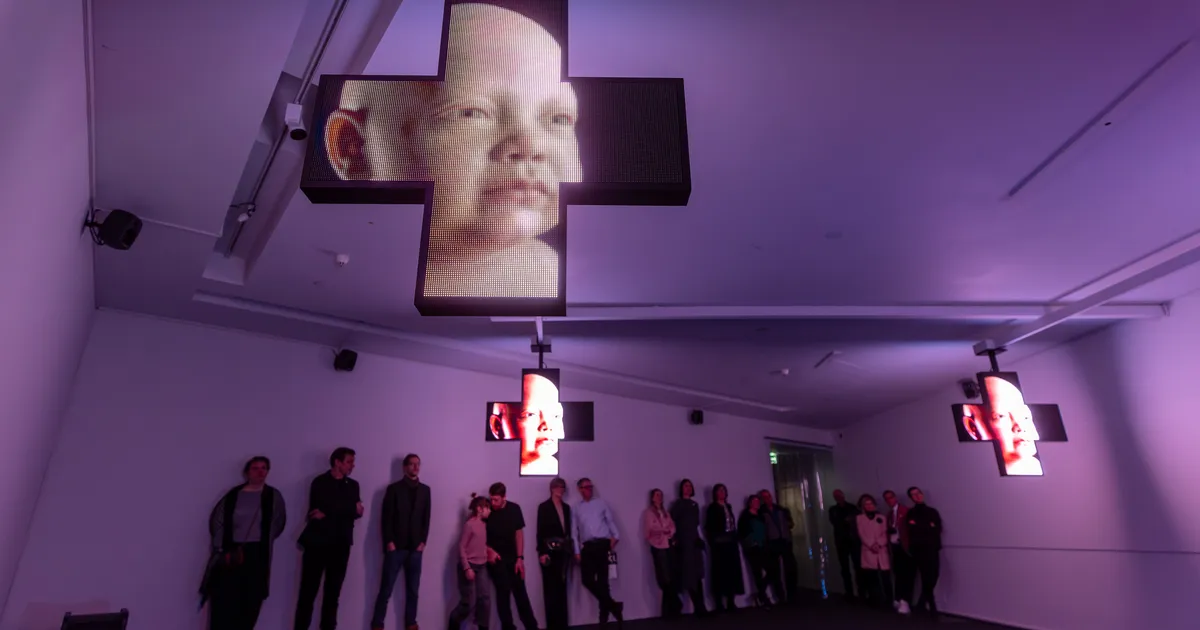 GALERII ⟩ Kumu avas juubelinäituse vägeva peoga