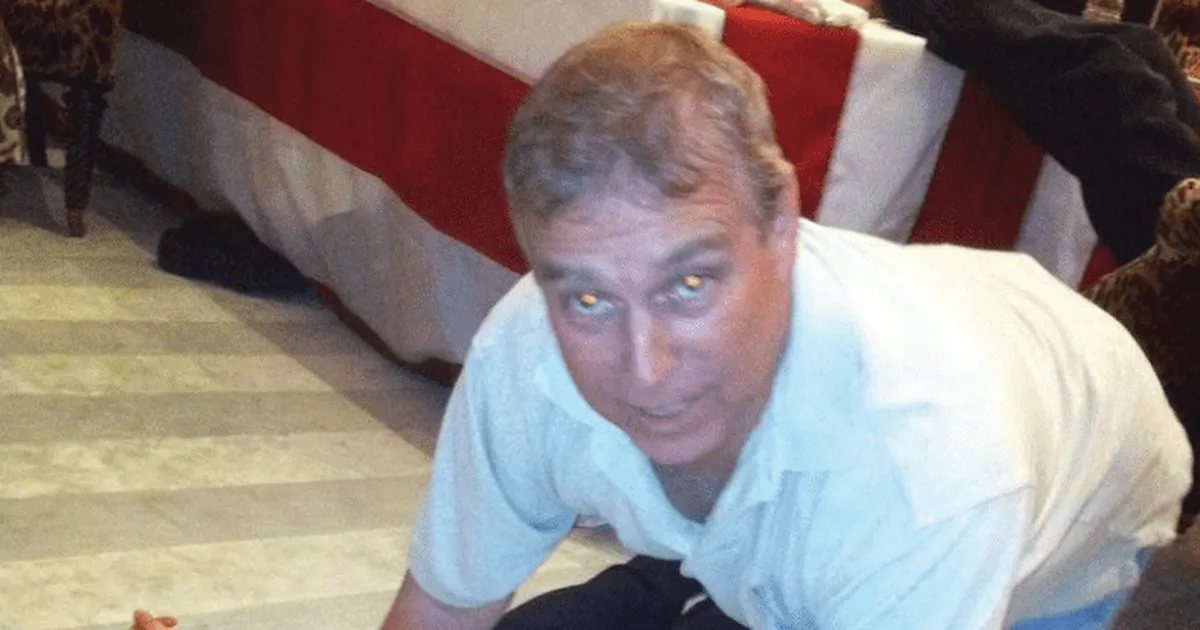 UUED DETAILID ⟩ Palee saladused taas päevavalgel: endine turvatöötaja süüdistab prints Andrew'd noorte naiste paleesse toomises