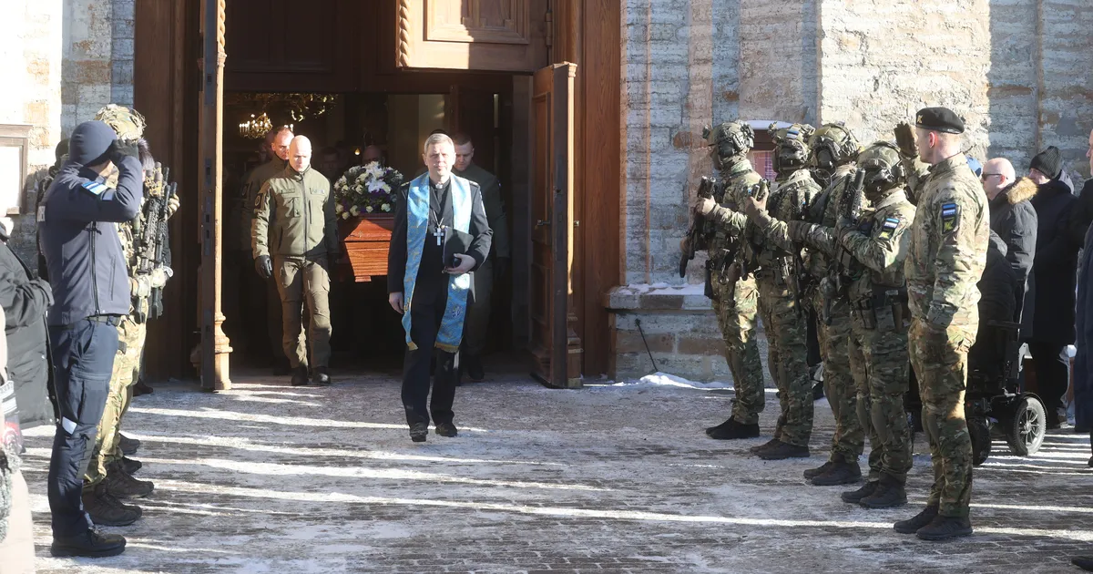 FOTOD ⟩ Legendaarne politseinik Koit Pikaro saadetakse viimsele teele