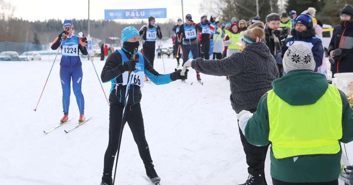 FOTOD ⟩ Maratoni teeninduspunktides kippusid kurgid ja banaanid ära külmuma, kosutust pakkus soe spordijook