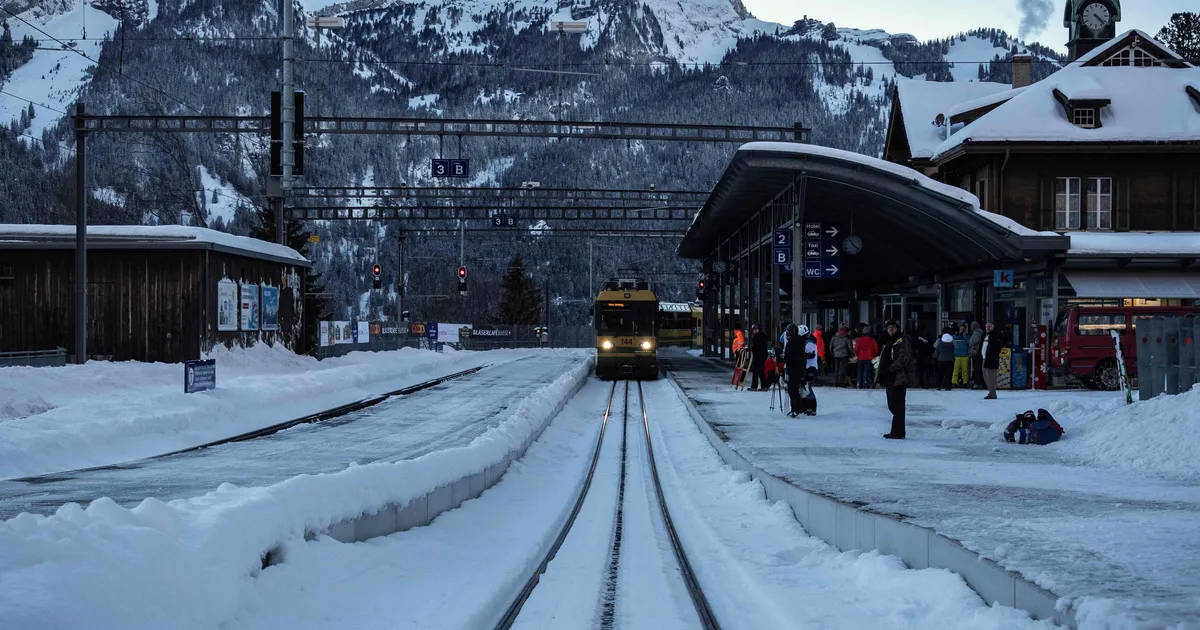 Politsei: Lõuna-Šveitsis sõitis rööbastelt kohalik rong, tõenäoliselt on kannatanuid