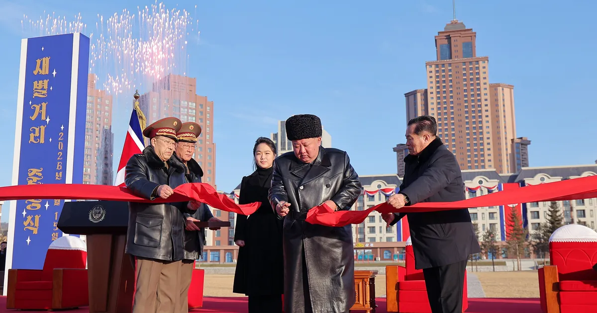 VIDEO ⟩ Põhja-Korea liidri propagandaprojekt: uued kodud «noorte märtrite» peredele