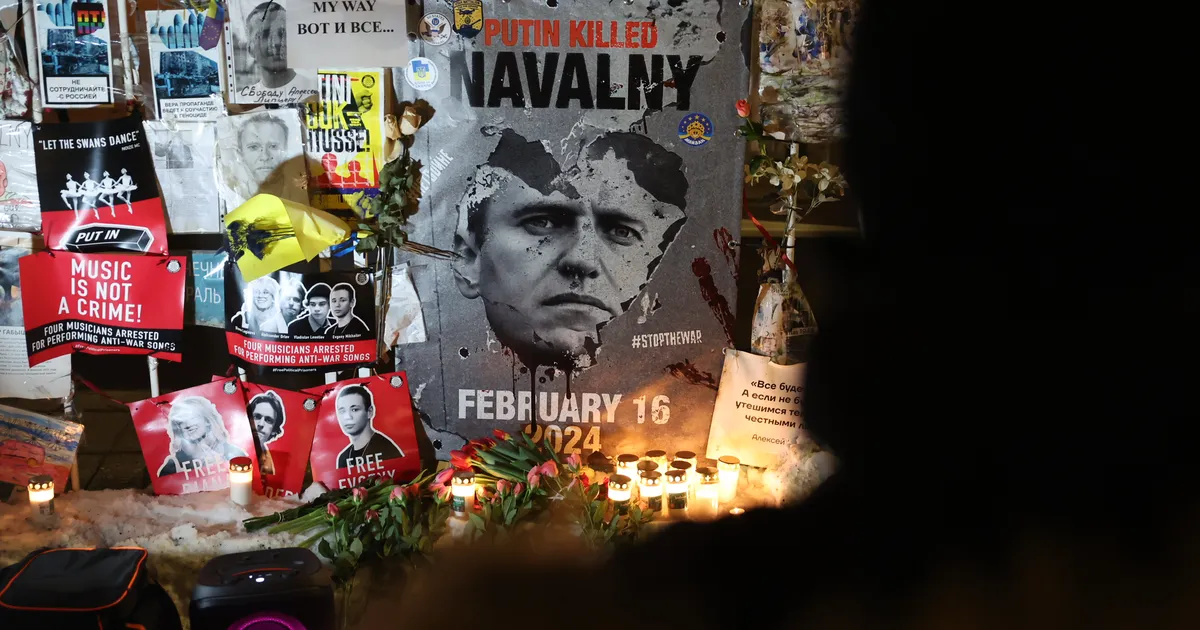 GALERII ⟩ Tallinnas avaldati Vene saatkonna ees Navalnõi surmaastapäeval meelt