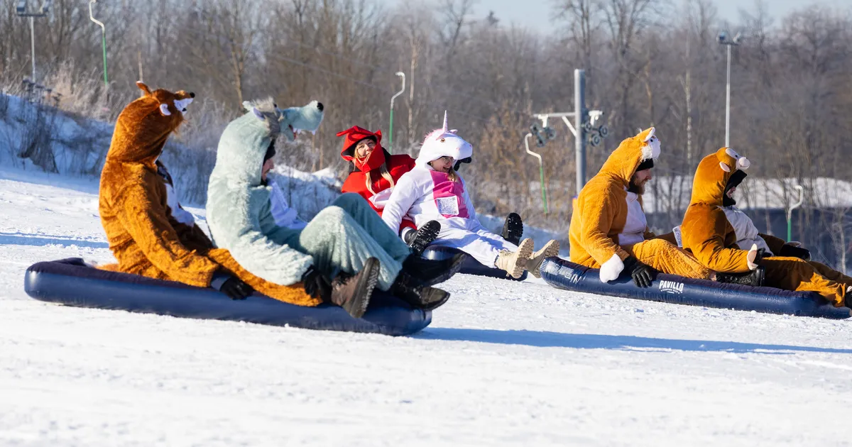 FOTOD JA VIDEO ⟩ Vastlapäev Tartus: kaelkirjaku ja teletupsude kostüümis tegelased liuglesid nõlvast alla madratsitega