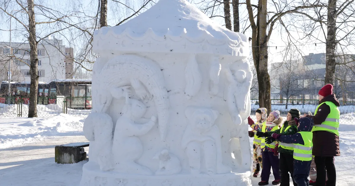 GALERII ⟩ Annelinna raamatukogu hoovil avati lumeskulptuurid