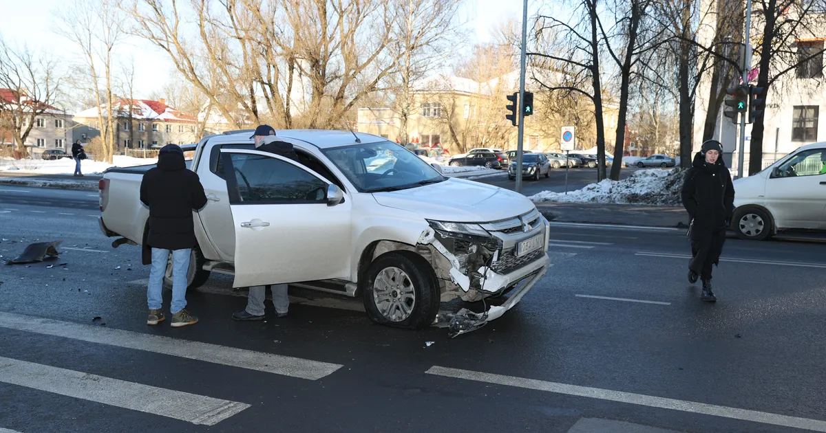 FOTOD ⟩ Sõle tänaval põrkasid kokku kaks autot, sõidukitest lekib vedelikku