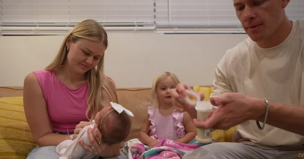 Sisuloojad jätsid lapsendatud beebi koju ja läksid Dubaisse YouTube'i staariga kohtuma