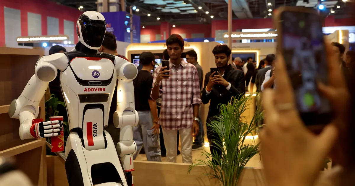 TIPPKOHTUMINE INDIAS ⟩ Kuidas kurja tehisaru ja halbade robotitega toime tulla?