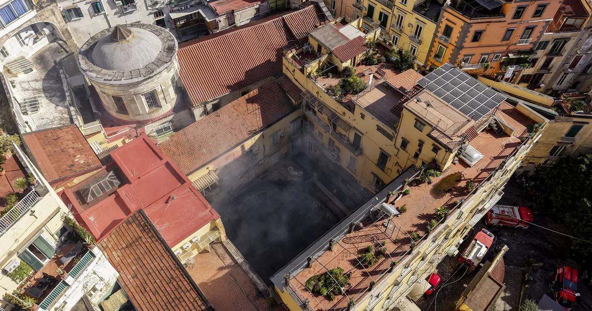 VIDEO ⟩ Punane kukk neelas Napoli ajaloolise Sannazaro teatri