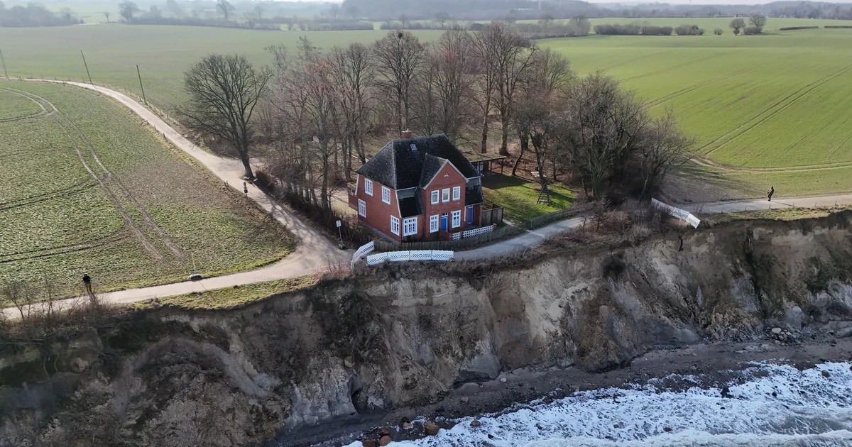JABUR OLUKORD ⟩ Läänemerre vajuva ajaloolise hoone omanik tahab maja päästa, omavalitsus aga lammutada