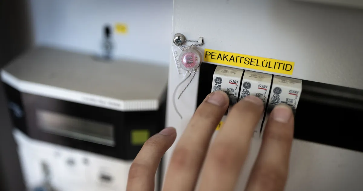 Päevi pimedas ja külmas: poega kasvatav liikumispuudega isa nõuab energiaettevõtetelt vastuseid