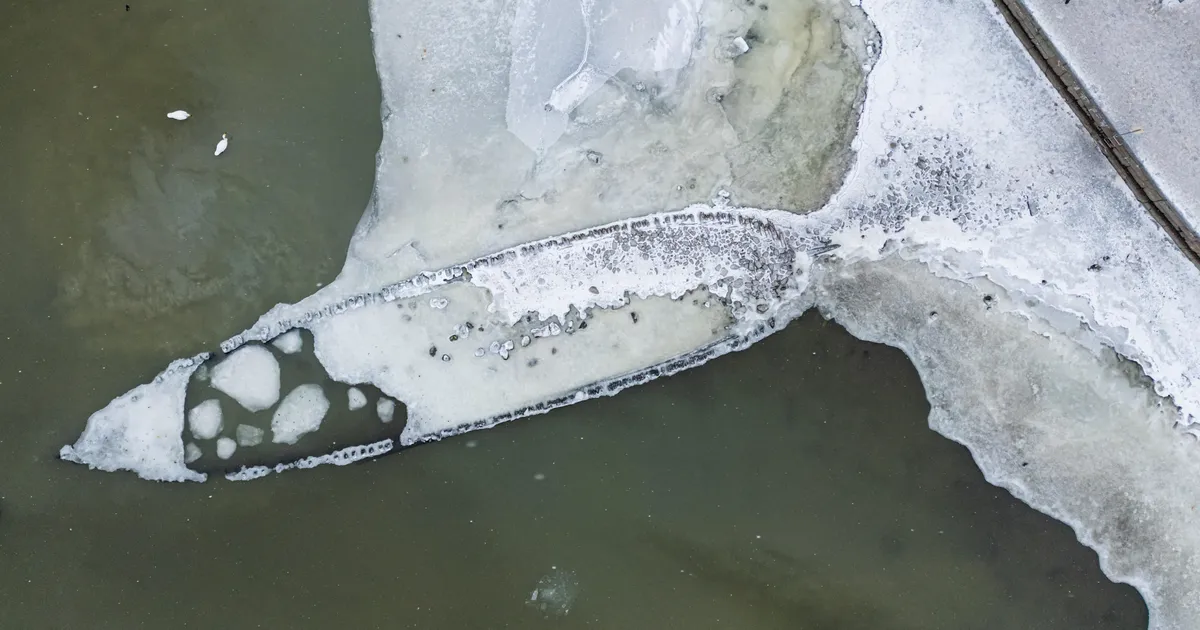 Haruldane vaatepilt Stockholmis: madala meretaseme tõttu tuli nähtavale 400 aasta vanune laevavrakk