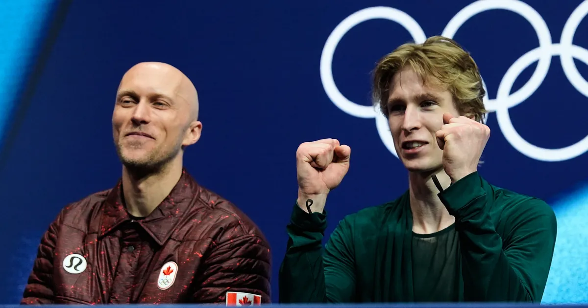 VIDEO ⟩ Prantslasest iluuisutreener paistab olümpial silma jope pideva vahetamisega