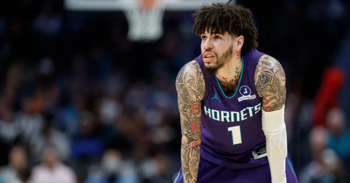 VIDEO ⟩ Autoga vastassuunda kaldunud NBA-täht põhjustas karmi avarii