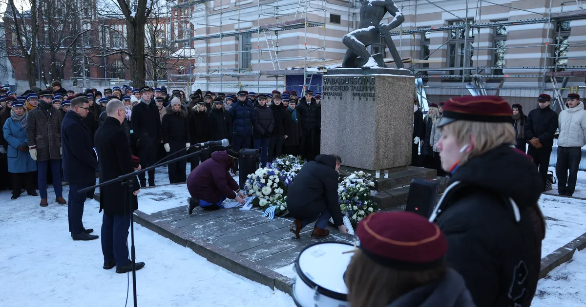 FOTOD ⟩ Kolme Tallinna kooli õpilased asetasid Reaali Poisi ausambale pärja