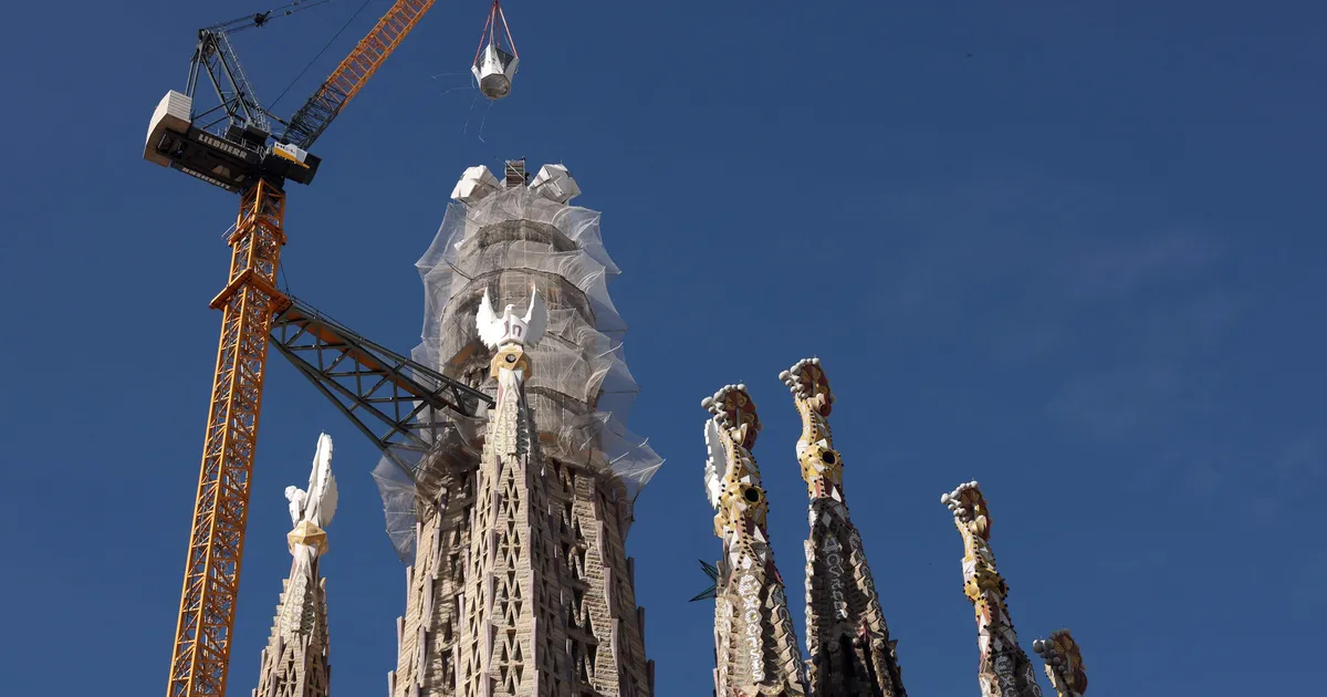 144 aastat pärast ehituse algust tõsteti paika Sagrada Familia kesktorni tipp