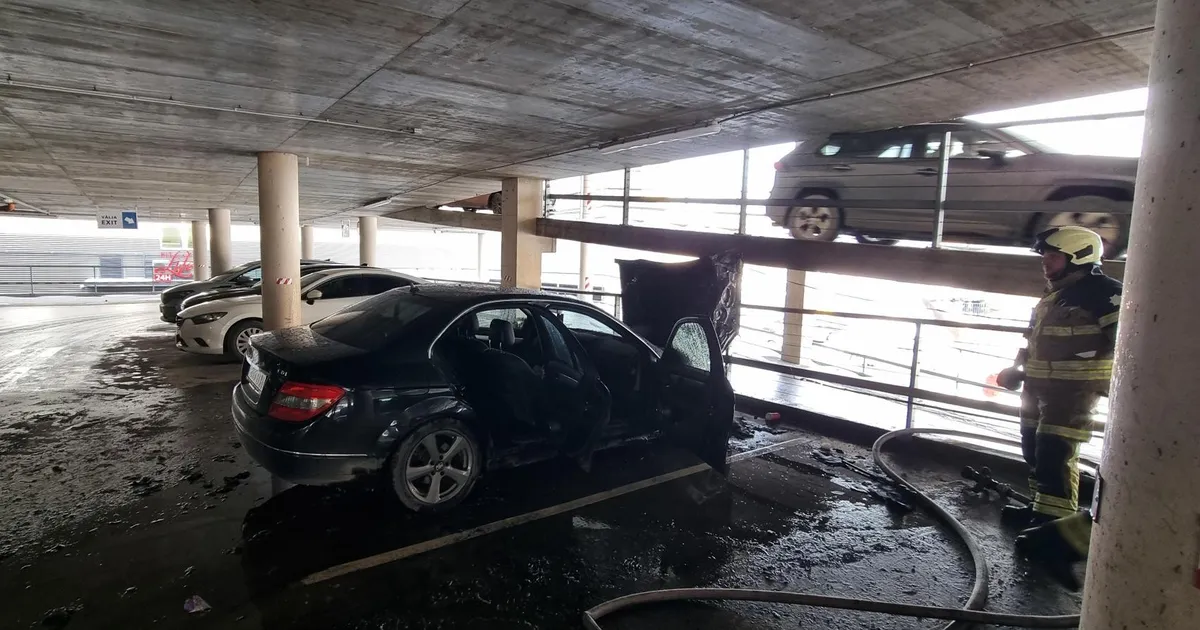 Tartus Eedeni keskuse parkimismajas süttis auto