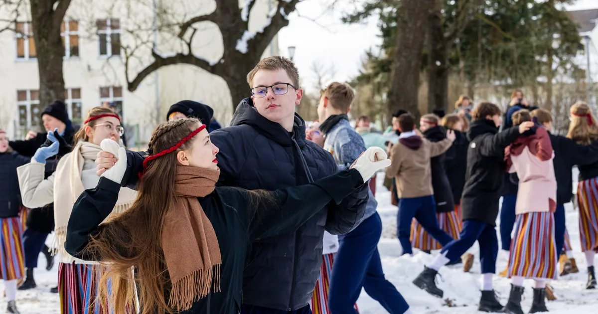 VIDEO JA FOTOD ⟩ «Tuljaku» ema Anna Raudkatsi sünnikodu asupaika kaunistab nüüd mälestuskivi