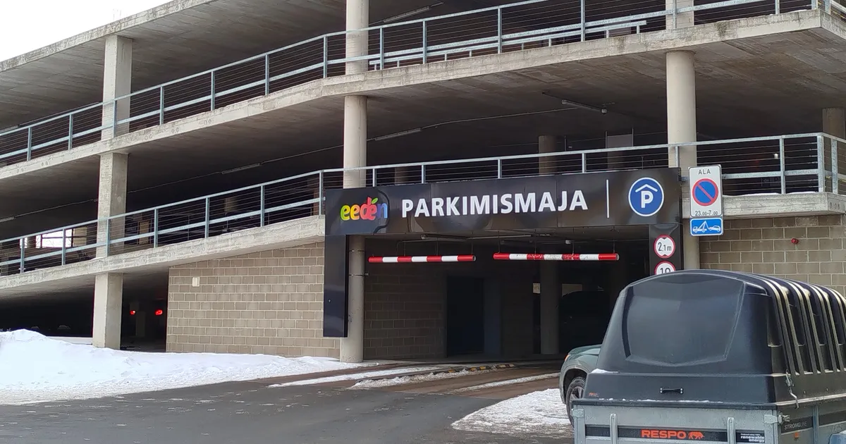 FOTOD ⟩ «Väga õudne ja nii ohtlik!» Perepäeva ajal kaubanduskeskuse parklas süttinud auto ehmatas tartlasi