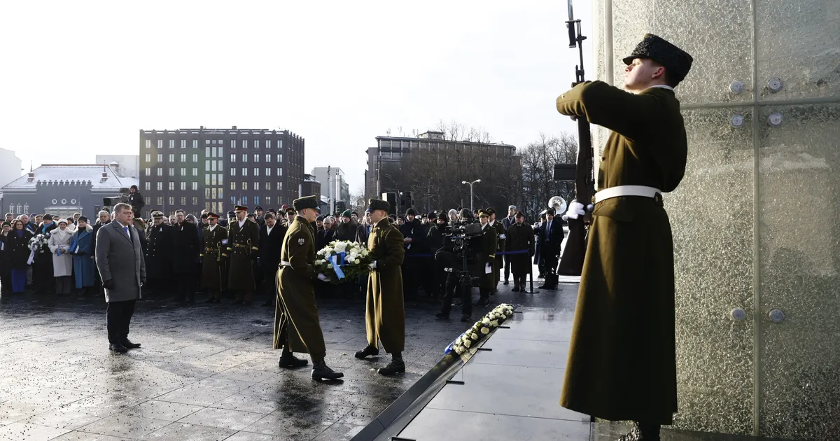 FOTOD ⟩ Vabadussõja võidusamba jalamile asetati pärjad