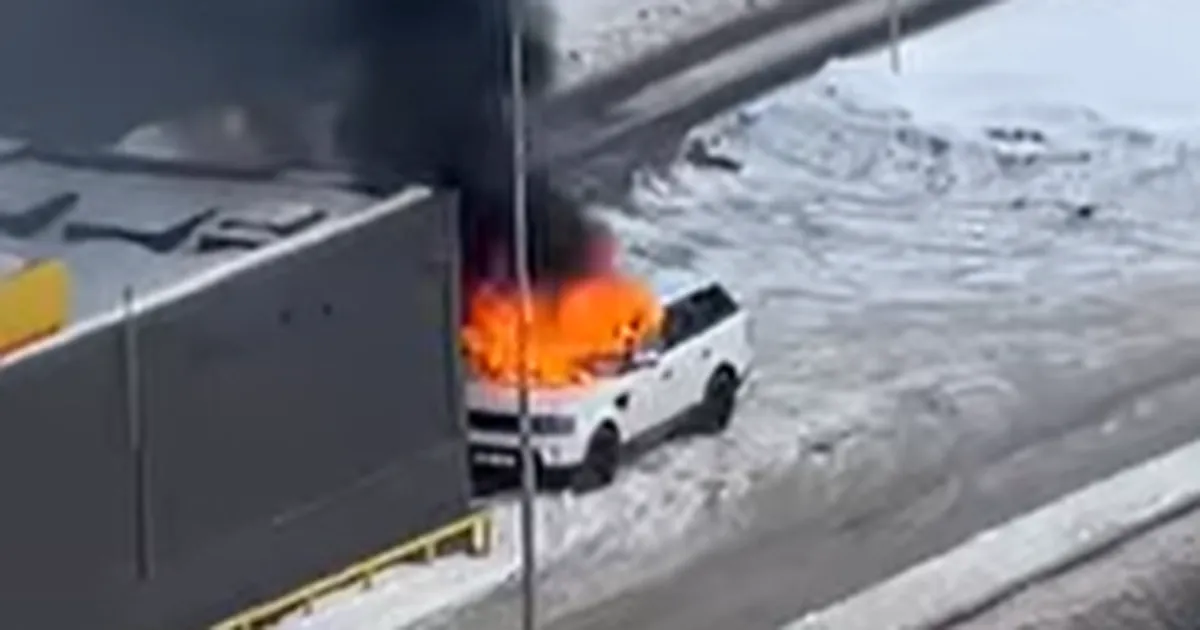 VIDEO ⟩ Tallinnas Laagna teel põles sõiduauto Olerexi tankla kõrval