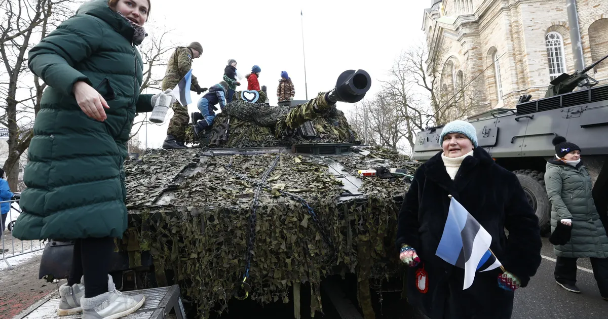 FOTOD ⟩ Paraadil oli võimalus tutvuda kaitseväe ja liitlaste sõjatehnikaga