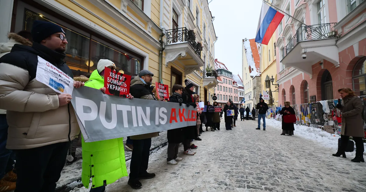 GALERII ⟩ Vene saatkonna ees meenutati sõja algust meeleavaldusega