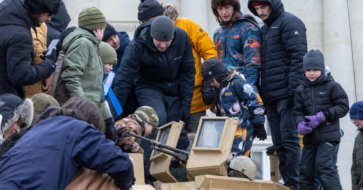 VIDEO ⟩ Paraadi jälginud inimesed jäid nähtuga rahule. «Selline uhkuse ja rõõmu tunne»