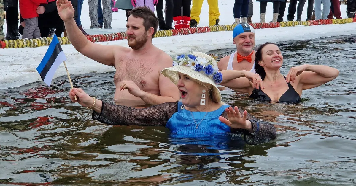 GALERII ⟩ Talisuplejad pidasid pingviinide paraadi ja avasid väga suure jääkarusselli