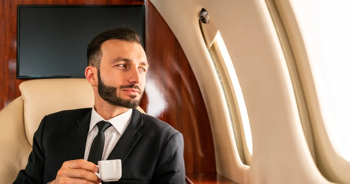 VIDEO ⟩ Esimese klassi lend, mis maksis rohkem kui auto – mehe reaktsioon kütab internetis kirgi!