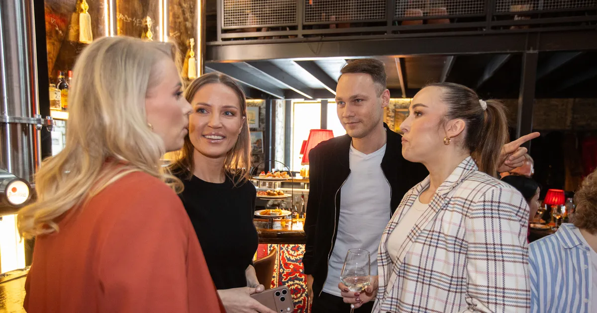 MEELEOLUKAS GALERII ⟩ «Kolm ja pool naist karavanis»​ andsid Telliskivis Glämis saate uuele hooajale avapaugu