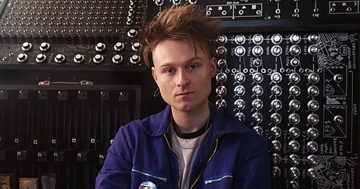 Ühendkuningriiki esindab Eurovisiooni lauluvõistlusel see meloodilise monstrumiga askeldav tegelane