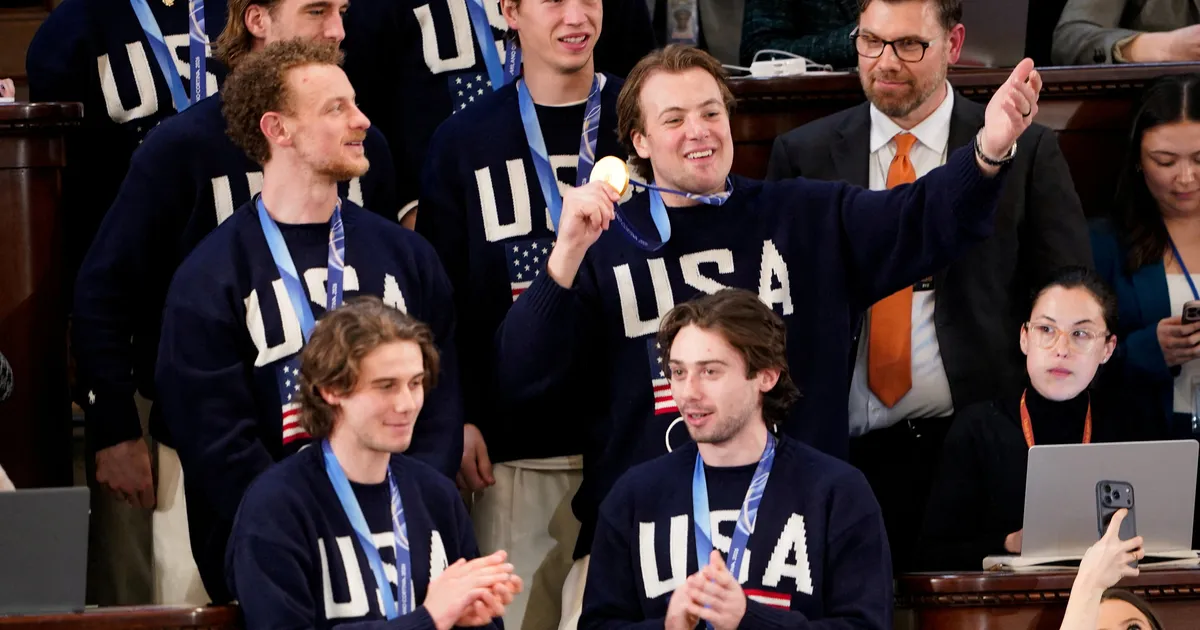 VIDEO ⟩ Trump toitis olümpiavõitjaks tulnud USA jäähokimeeskonda hamburgeritega, naiskond läheb räppari peole