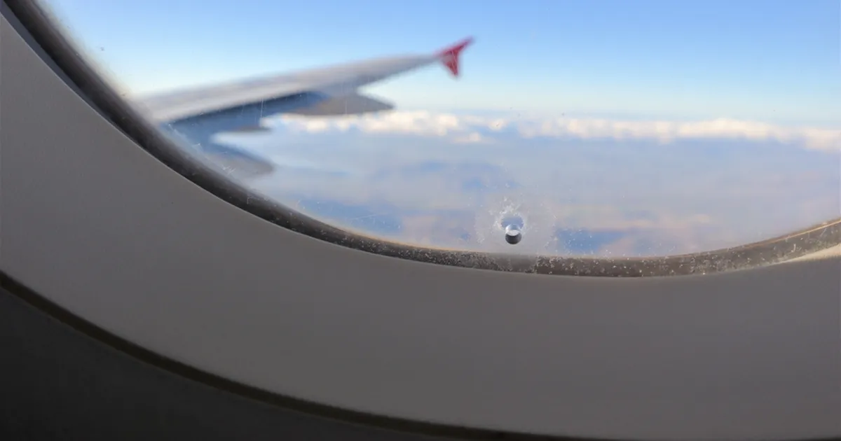 Üllatav põhjus, miks on lennuki akendel väike auguke