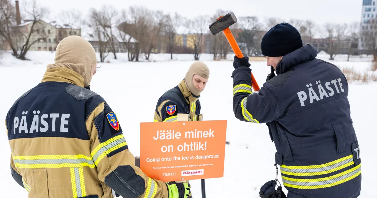 VIDEO JA FOTOD ⟩ Emajõe jää muutus ohtlikuks, aga seal käiakse ikka, mistap paigaldati hoiatussildid