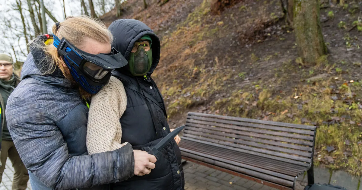 Politsei pidas kinni Tartu pargis teist inimest mõõgaga rünnanud mehe