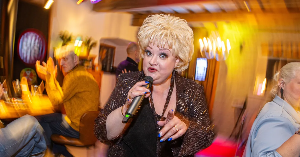 GALERII ⟩ Tuba rahvast täis! Hiljuti skandaali tekitanud Pille Pürg andis Kiili pubis paroodiasõu