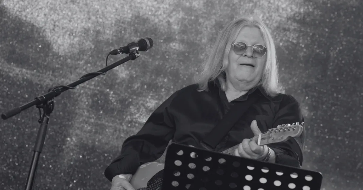 JÄRELHÜÜDED ⟩ «Jõudsin veel eile talle lauluread saata…» Lähedased meenutavad legendaarset kitarristi