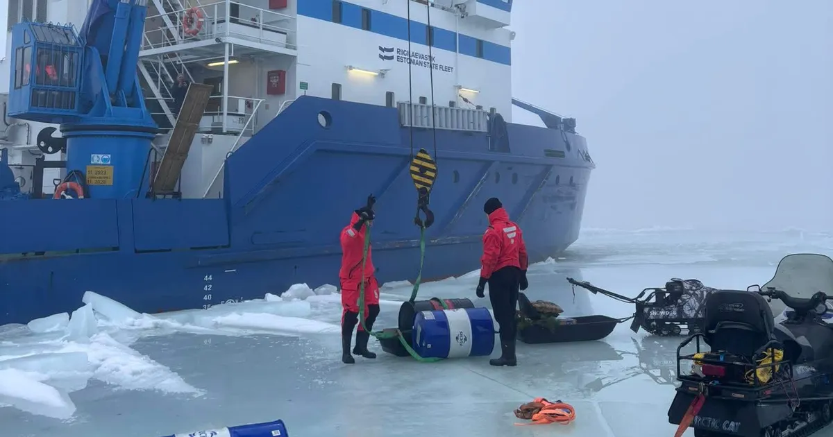 Riigilaevastiku jäämurdja aitas bensiinipuuduses Ruhnu suuremast hädast välja