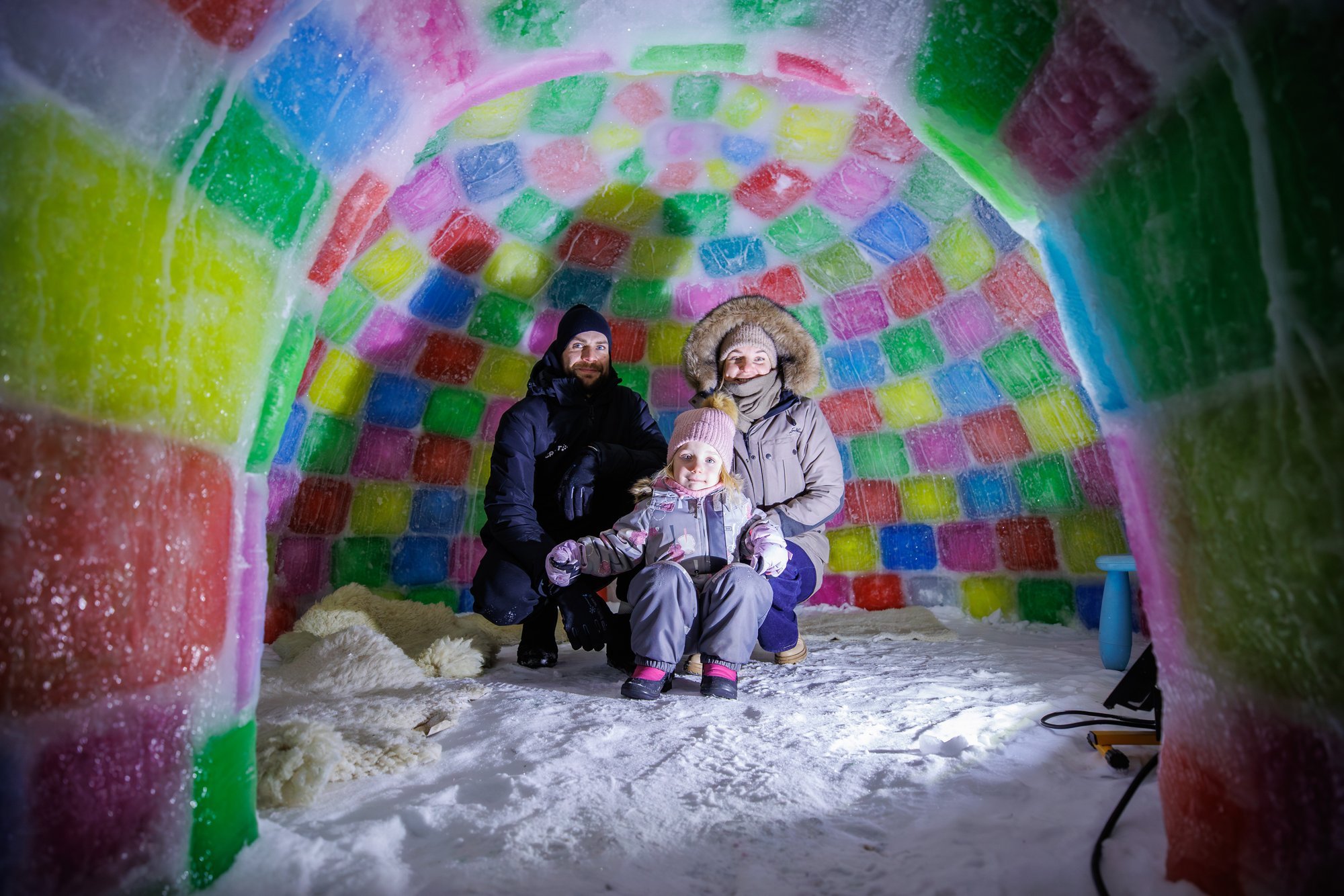 FOTOD JA VIDEO | Pere ehitas tütre sünnipäevaks uhke värvilise jääiglu. „Alguses arvas laps, et iga issi teeb selliseid“