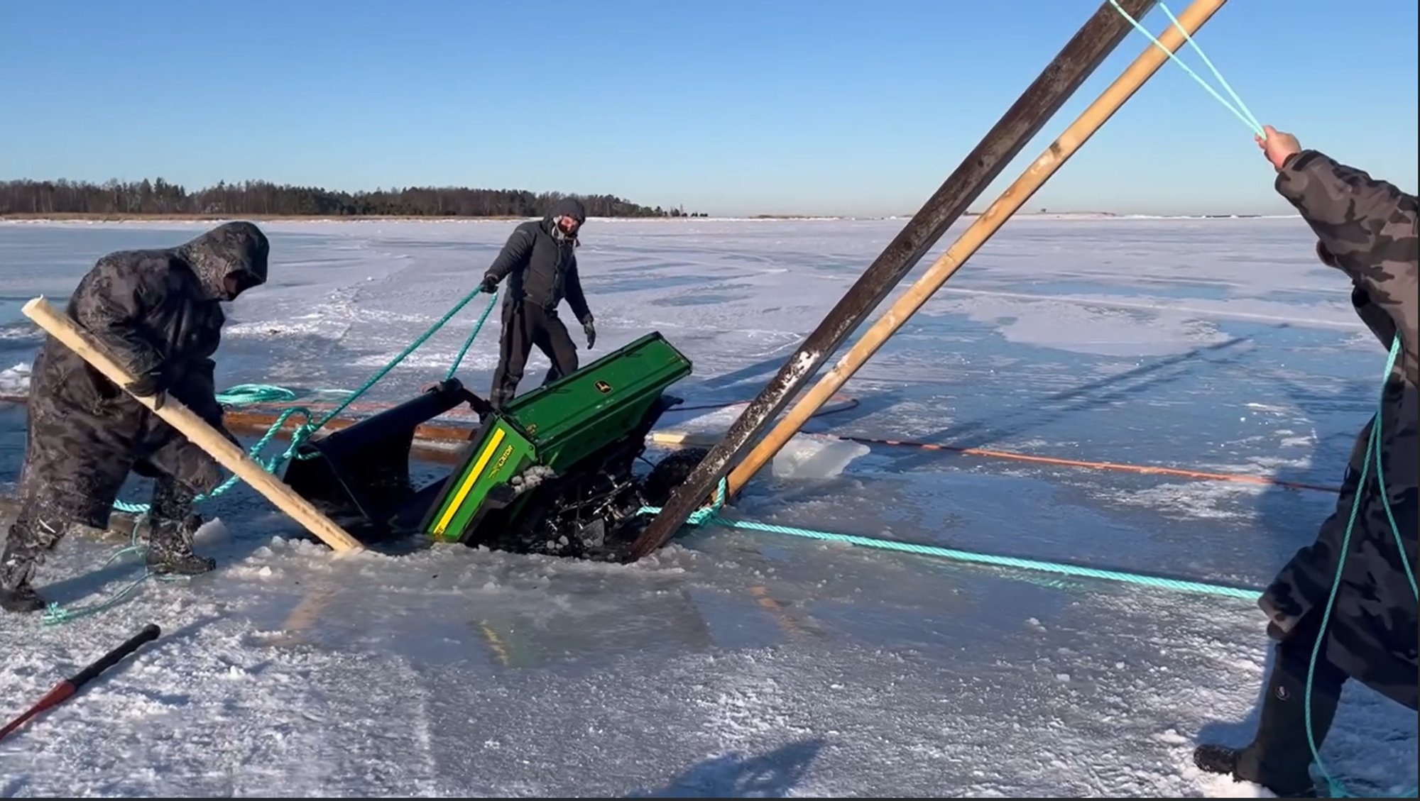 VIDEO | „Pääsemiseks oli täpselt üks sekund!“ Kräsuli saare elanikud vajusid masinaga läbi jää