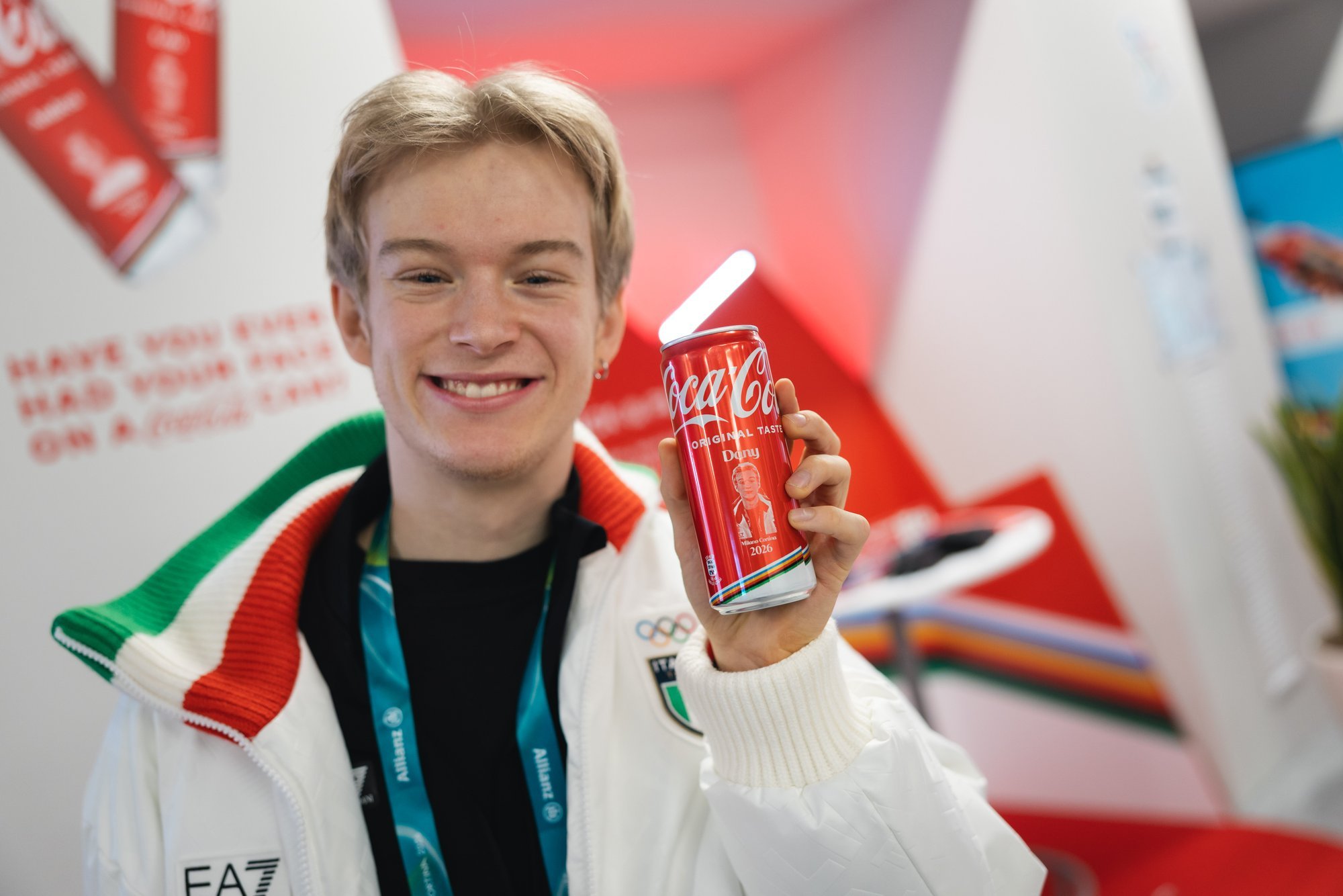 DELFI OLÜMPIAL | Milano olümpiakülas on Eesti lipud väljas ja huvilised saavad valmistada enda fotoga Coca cola purke