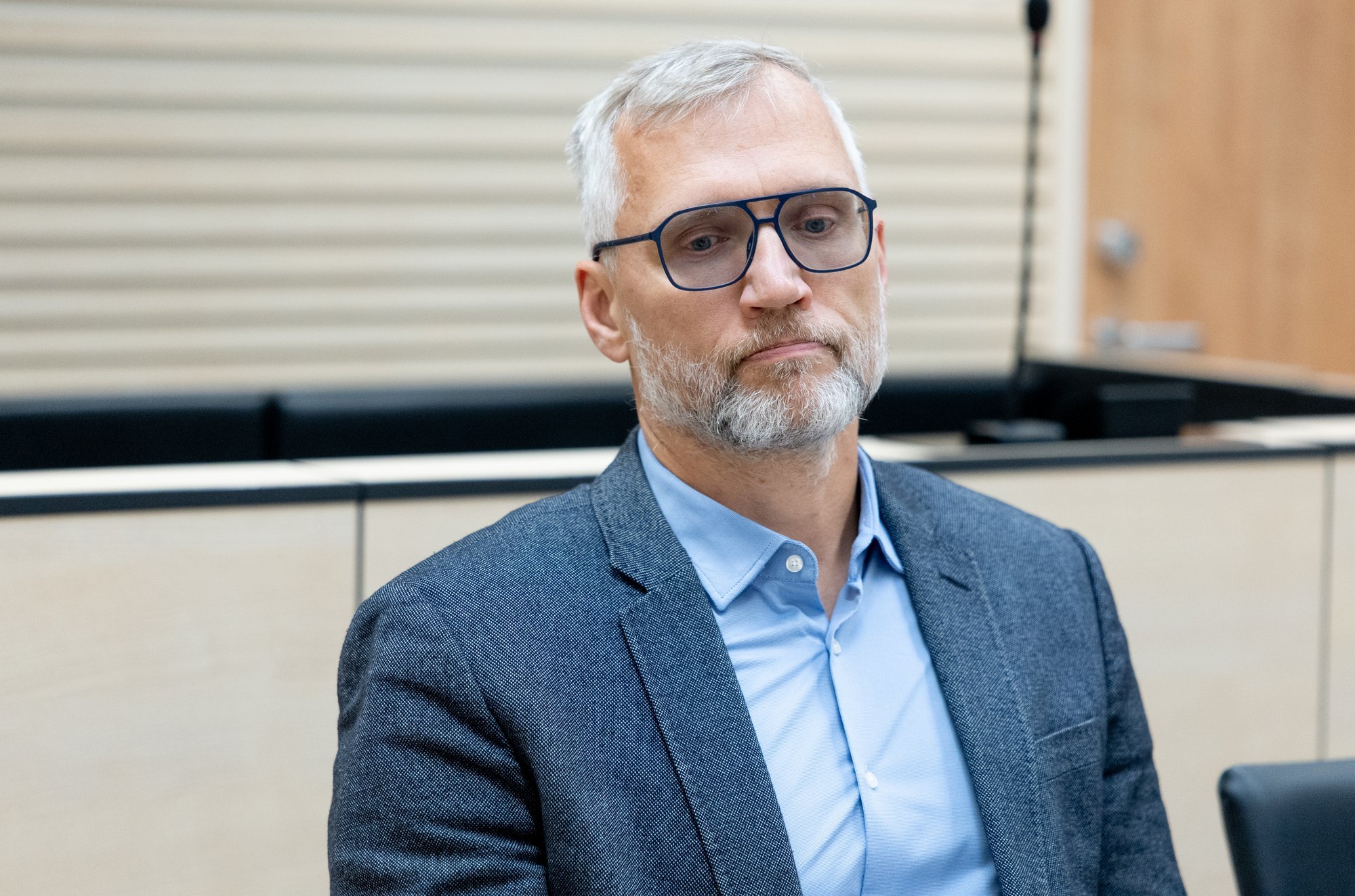 Maksukuriteos süüdistuse saanud skandaalne relvaärimees astus kohtu ette