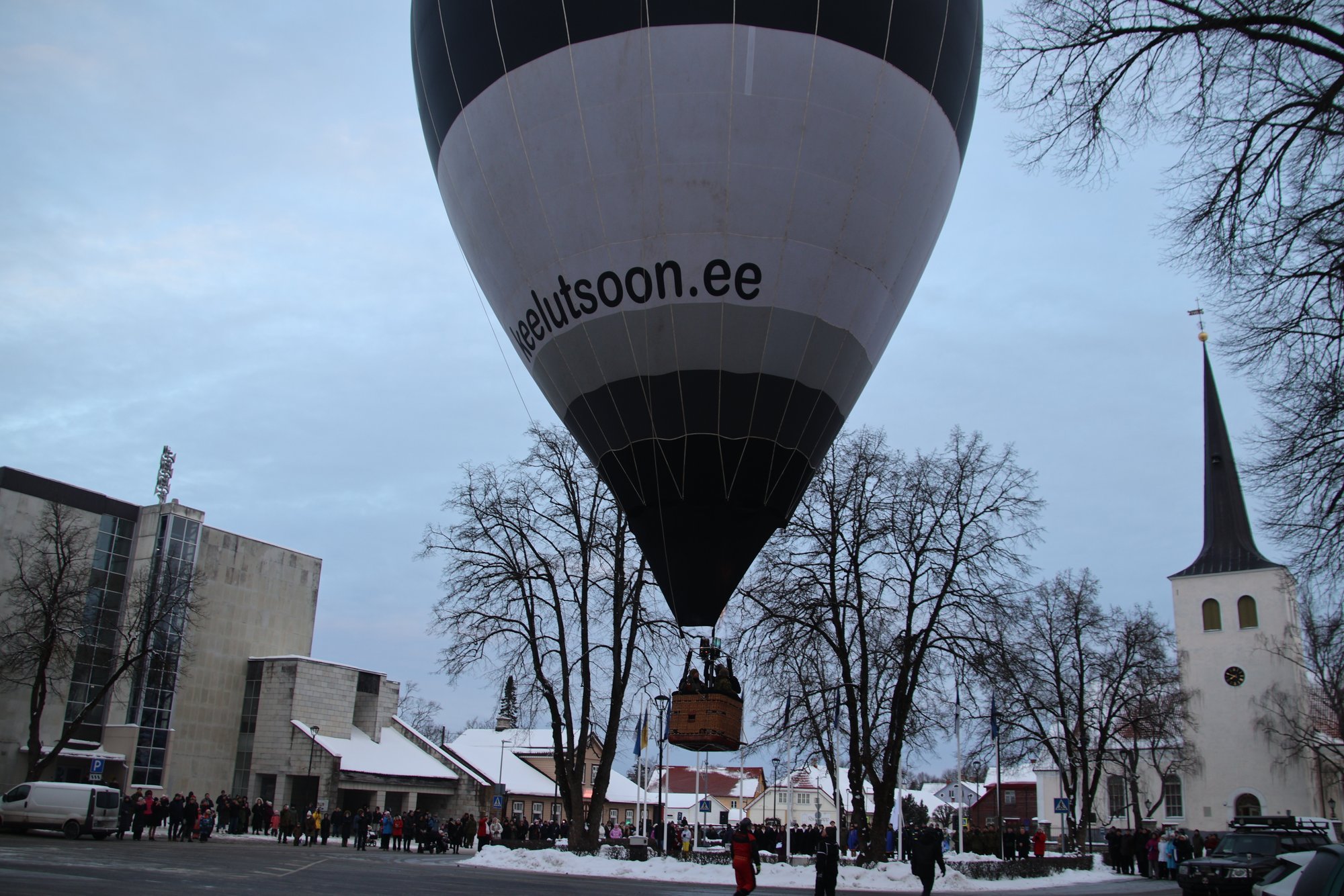 VIDEO | Paides tõusis päiksetõusul taevasse rahvusvärvides kuumaõhupall