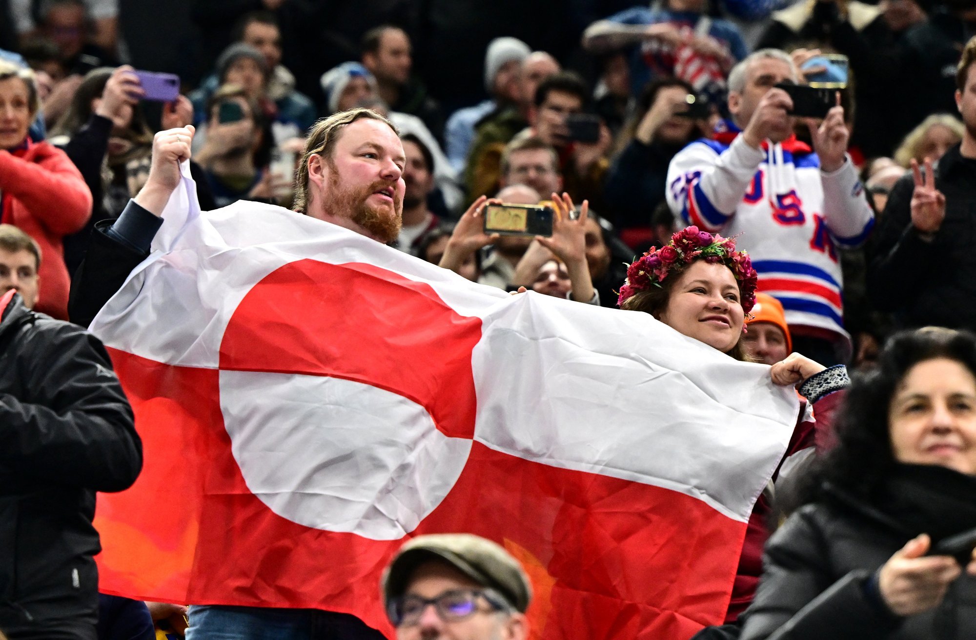 Läti fännid tõid Taani ja USA vahelisele hokimängule Gröönimaa lipu, mille korraldajad käskisid ära panna